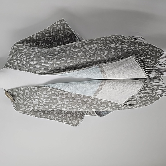 Chico's Reversible Shawl Gray Leopard + Light Blue & Gray Plaid Chevron w Fringe - Picture 9 of 9